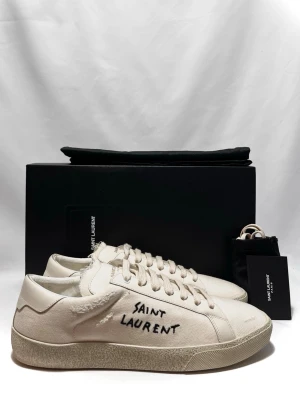 Saint Laurent vita sneakers  - Vita sneakers från Saint Laurent, perfekta till sommaren! Nyskick, 10/10. Alla tillbehör medföljer. Storlek 42. Kontakta mig för fler frågor och funderingar!