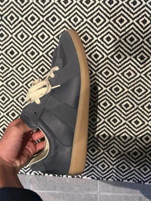 Maison margiela skor - Maison margiela gats i storlek 42. Skorna använda litegrann men  är i grymt skick.