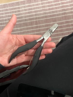 Applicering/tejp tång - Säljer både min applicerings och min tejp tång. HELT oanvända, säljer då jag inte förstår hur jag ska använda dom, gör bara extensions på mig själv och det funkar hur bra som helst utan dom. 