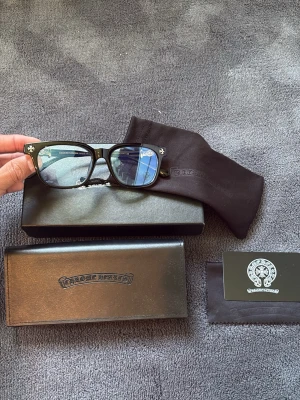 Chrome hearts glasögon  - Säljer ett par fina Chrome Hearts glasögon i bra skick! Allt kommer med som är  på bilden!