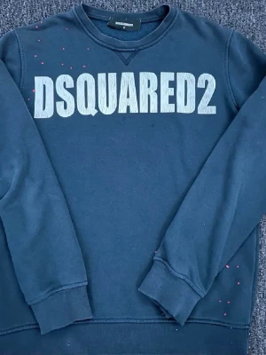 Dsquared2 Sweatshirt - Plagg:Dsquared2 Sweatshirt Storlek:S Nypris:1799 Mitt pris:249 Skick:9/10                                                         Märke/Brand:Dsquared2 Färg:Mörkblå Passform:S Passar Xs Övrigt:Sparsamt Använd (De Slitage Som Syns På Bilderna Och Färgen Är Modellen) Fraktar Inom 24 h📦 Skriv Vid Minsta Lilla Intresse😃 