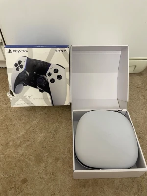 PlayStation DualSense Edge handkontroll - Säljer en PlayStation DualSense Edge handkontroll från Sony. Handkontrollen är vit och svart med ergonomisk form och levereras i originalförpackning samt med ett skyddsfodral. Passar till PS5 och har avancerade funktioner för gaming.