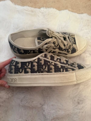 Dior Oblique låga sneakers - Snygga låga sneakers från Dior med klassiskt blått och vitt Oblique-mönster i canvas.