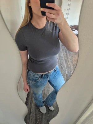 Grå t-shirt  - Endast använd ett fåtal gånger❣️jättefint material