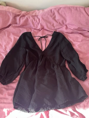 Svart blus med v-ringning  - Svart blus med  v-ringning storlek M