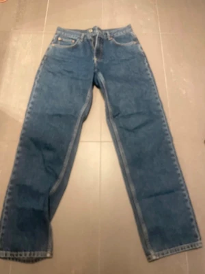Mörkblå boyfriend jeans  - Mörkblå jeans från Gina Tricot i storlek 38 med låg midja  Använda fåtal gånger!  Midjemått rakt över ca 39 cm  Innerbenslängd ca 80 cm