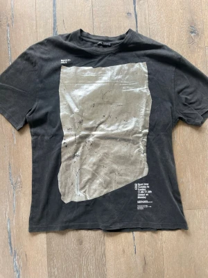 Svart t-shirt med abstrakt print från Zara - Cool svart t-shirt från Zara☀️💗🌸🤌🏼
