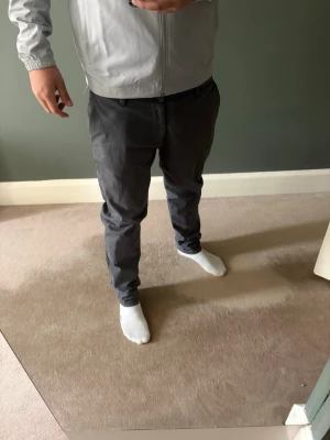 Chinos herr - Skit snygga chinos o en speciell blå turkos färg, köpta i marbella. Storleken är 32/32 men lite mer avslappnad modell. Passar perfekt nu till sommaren.