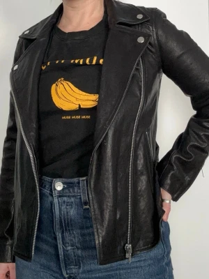 Svart skinnjacka från Twist & Tango - Snygg svart skinnjacka från Twist & Tango med klassisk bikerstil. 34 i storlek, men sitter mer som 36