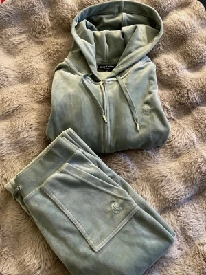 Grön velour Juicy Couture set - Fint set i bra skick, pris kan diskuteras! Både tröja och byxor! Har lite slitningar längst ner på benen vilket gör att det ser lite utvättat ut, samma på ärmarna☺️