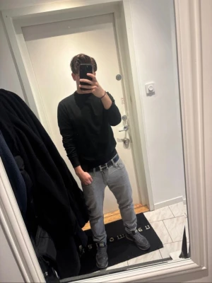 Ljusgrå slim fit jeans - Säljer ett par ljusgrå slim fit jeans med klassisk femficksdesign och normal midja.  Skick:8/10                                                      Storlek: 32x32 