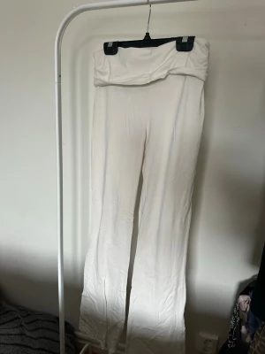 Vita yoga pants - Vita yoga pants, lite smutsiga nedtill. Kanske går bort i bra tvätt men inte säkert