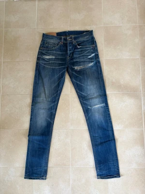 Dondup jeans - Sällsynta dondups med slitningar säljes! Slitningar är extra eftertraktat så var snabb💫 mycket fint skick🙃 nypris~3500 men Avenue lägger upp de för en bråkdel av det priset!💫 hör av dig vid frågor! Med vänlig hälsning, Avenue 