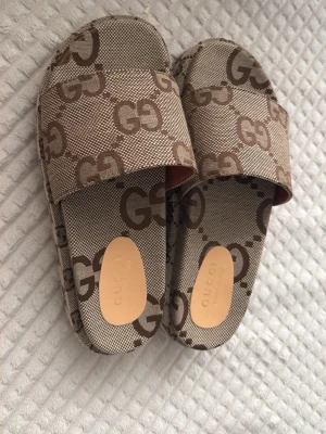 Bruna tofflor  - Jätte fina bruna tofflor storlek 39 