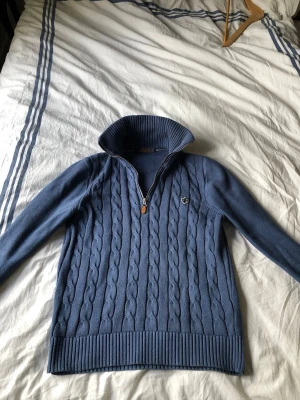 Morris Half Zip - Morris Half Zip säljs pga att jag växt ur den! Ren bomull så även denna passar perfekt till vår och sena sommarkvällar☀️. Skick 9/10 inga defekter storlek S. Bara att skriva för frågor!