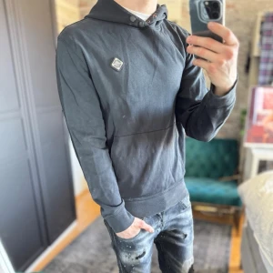 J.lindeberg hoodie - Ok  skick, använd men inga hål eller fläckar! Passar dig som är mellan 185-195cm ungefär. Modellen är 185 cm, 75kg. Passar bra nu till våren! Skriv för mer information!🤝