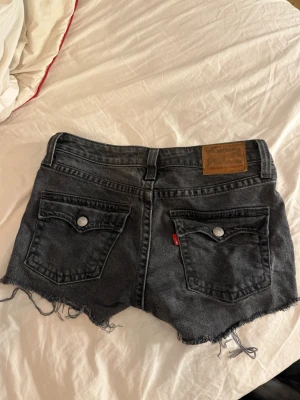 Jeans shorts - Har själv klippt de från jeans till shorts. Från Levis. Jätte snygga. Fickor på baksidan