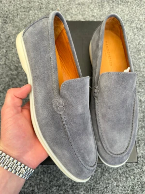 Loafers 43 - Säljer dessa sjukt snygga ljusblå/ljusgrå loafers helt perfekta för sommaren! Helt nya. Märke: hammerstein. Size:43. Nypris: 3300kr. Box ingår! Skriv vid frågor💯