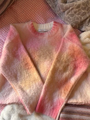 Pastellfärgad stickad tröja - Stickad tröja i pastellfärger med  nyanser av rosa, orange och gul. Skitsnygg och mysig med somriga färger!! 💛🩷🧡