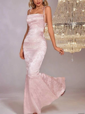 Klänning  - Klänning med blommigt mönster och bra kvalité i matrial, aldrig använd då den är för liten och upptäckte de efter retur perioden, köpt för ca 400 kr. 