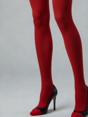 HELT NYA OANVÄNDA röda tights / strumpbyxor från Lindex, storlek 36/38.  - HELT NYA OANVÄNDA snygga röda tights från Lindex i storlek 36/38, passar troligen även någon med XS-S. De är 60 denier och tillverkade av 88% polyamid och 12% elastan, vilket gör dem både stretchiga och bekväma. Perfekta för att ge din outfit en färgklick och passar till många olika stilar och till jul. Felfria. Skyltdockan visar ungefär hur de ser ut på.