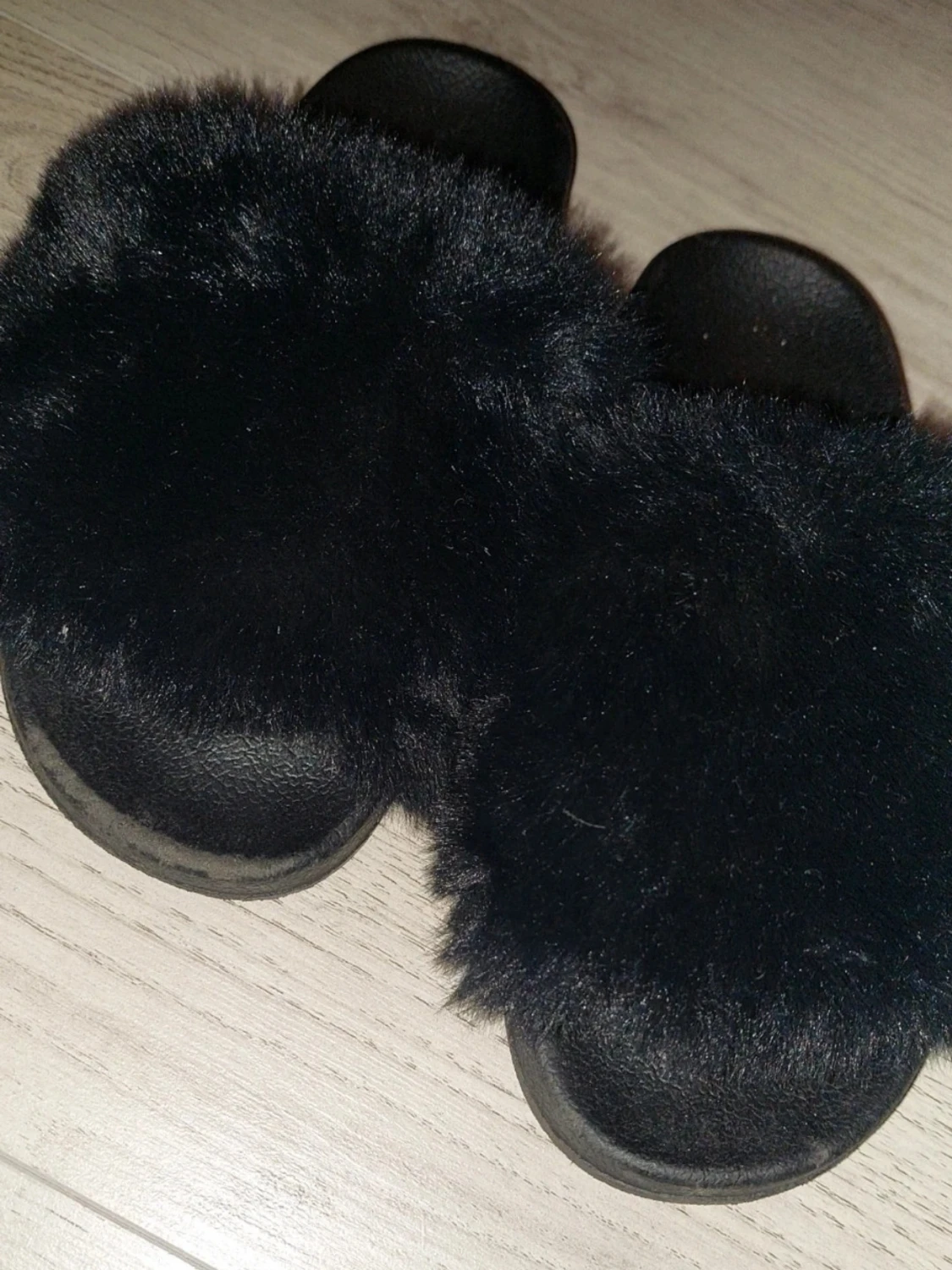 Svarta fluffiga tofflor - 1