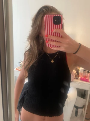 Svart linne - Ett ribbat svart linne som inte har kommit till så mycket användning!