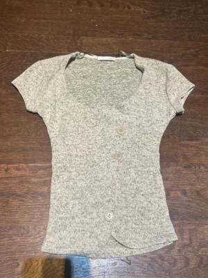 Zara topp - Slutsåld viral zara topp. Aldrig använd men omsydd från M till XS! Kommer klicka in skicket som okej! Men som sagt aldrig använd!