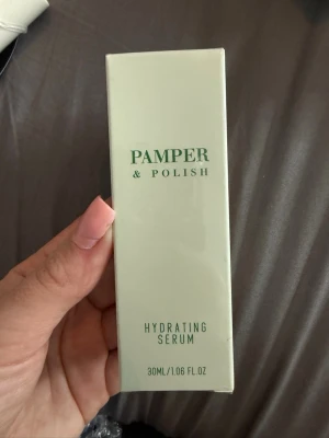 Pamper & Polish Hydrating Serum - Återfuktande serum från Pamper & Polish i en stilren ljusgrön förpackning. Innehåller 30 ml och är perfekt för dig som vill boosta din hud med extra fukt. Passar alla hudtyper och är enkel att använda i din dagliga hudvårdsrutin.