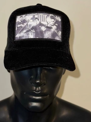 FC Barcelona x Messi – Exklusiv Trucker Cap! ⚽️🔥 - Visa ditt stöd för Barça med denna unika keps! Fronten pryds av en ikonisk bild på Messi i en snygg sammetsfinish. ✅ Design: Välj mellan färg eller svartvitt tryck på glittrande blå eller klassisk svart keps. ✅ Komfort: Klassisk trucker-modell med luftigt nät och justerbar passform. ✅ Skick: Helt ny! Perfekt för alla Barça-fans som vill bära klubbens färger med stil. Säkra din keps innan den tar slut! 🚀 