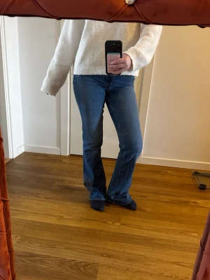 Hm jeans - Säljer ett par mörkblå bootcut jeans från H&M med high waist.  