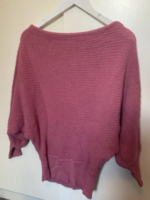 Stickad rosa tröja - En stickad tröja som är lite off-shoulder🫶
