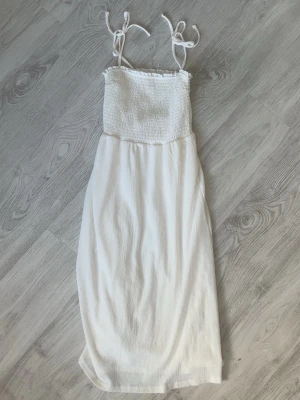 Vit klänning  - Säljer en söt vit klänning som har använts en gång men inte kommer till användning något mer💝Kolla in min profil för fler fina och trendiga plagg!
