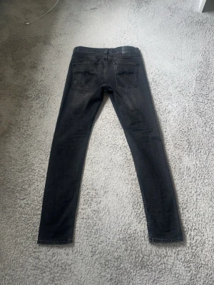 Nudie jeans - Säljer dessa mörka nudie jeans. Storlek W30 L32.   Pris kan diskuteras
