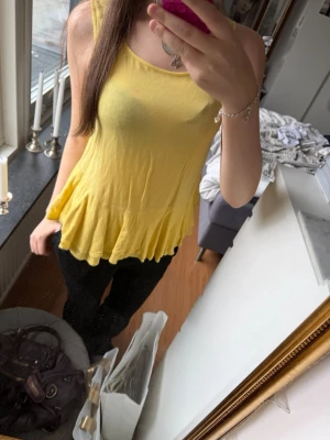 Gul och sommrig topp💛❣️ - Säljer en ljusgul topp från GLASSONS! Jätte fin ljus färg, passar perfekt för en somrig look, luftigt och skönt material, söt och passar till vad som helst💘