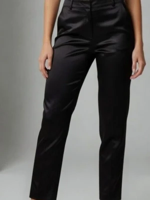 Svarta blanka smala byxor med dragkedjor på benen, i tjockare satin. Strlk: 34. Felfria - Svarta blanka smala byxor med guldfärgad dragkedja längst ner på varje ben, i tjockare satin. Strlk: 34. Knäpps i sidan med dragkedja och knapp. Felfria. Nypris I butik var 399 kr. Första bilden är ett exempel på liknande modell och passform. Modellen visar ungefär hur de ser ut på.