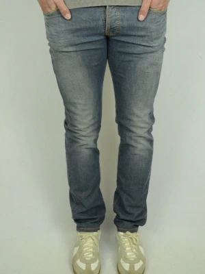 Nudie Average Joe Jeans - NUDIE JEANS Storlek : 29/32 Modell : Average Joe Mått : A = 38CM - B = 108CM - C = 19,5CM Användning : Jeansen är i ett väldigt fint skick utan defekter Nypris : Cirka 1800SEK Modellen på bilden : 182CM och väger 76,5KG