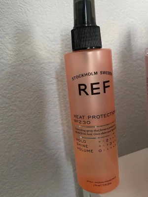 REF Heat Protection No 230 spray - Ref värmeskydd. Säljer pga funkade inte alls på mitt hår. Bild 2 visar hur mycket som är kvar.