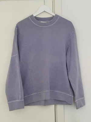 Lila COS sweatshirt  - Aldrig använd. Herr strl S