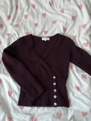 Mörklila kofta med pärlemorknappar - Säljer Ginas vinröd knäpptröja. Storlek XS. Bra skick! Slutsåld på Ginas hemsida. Jag köpte till 46 €. 🤍