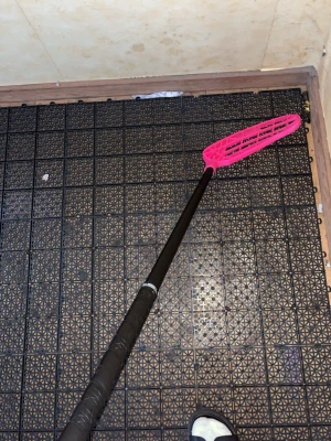 Innebandyklubba med rosa blad - Säljer en innebandyklubba med svart skaft och ett coolt rosa blad. Perfekt för dig som vill sticka ut på planen! Skaftet är rakt och har greppvänlig yta. Bladet är i plast och har ett öppet mönster för bra bollkontroll.