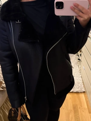 Svart pälsjacka med dragkedja - Säljer jacka! Jackan är i god skick och är i stl 36 men hade även passat en 38 stl💕💕