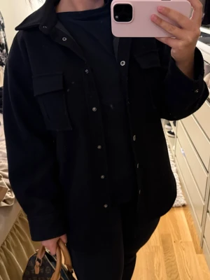 Svart overshirt med fickor - Säljer min svarta overshirt! Perfekt nu inför våren då jackan ej är så varm! 💕☺️