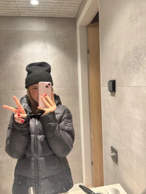 Fin vinterjacka i mycket gått skick!🩷 - Superfin vinterjacka som jag hade förra vintern, fint skick och inga stora tecken på användning!😊🩷sälger pga ska köpa ny🩷köpt på KidsBrandStore! Fråga gärna om fler bilder vid intresse🩷