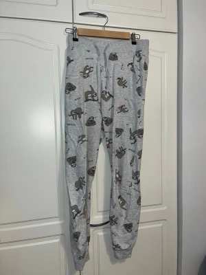 Collegehousut M - Harmaat laiskiais collegehousut. Pesunukkaa pinnassa, lähtee nukkaimurilla. Taskut molemmilla puolilla. Koko M. Vyötärön leveys n 35-40cm, haara-lahje n 73cm. Eläintalous MMM Katsothan myös muut ilmoitukseni Tarjoa