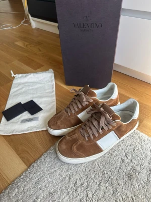 Bruna valentino flycrews - Bra skick en bit skakas nästan ingen heal drag 