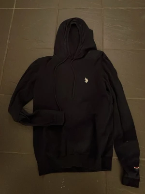 Svart hoodie från U.S. Polo Assn. - Snygg svart hoodie från U.S. Polo Assn i storleken medium.
