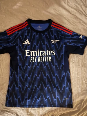 Arsenal match tröja - Säljer denna feta Arsenal tröja. Den är i toppskick då jag endast använde vid ett tillfälle. Storlek L. Priset är inte hugget i sten. Hör av er!