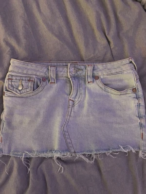 True religion  - Jeans kjol från true religion som är för liten. Är i mycket bra skick, köpte för 1200kr