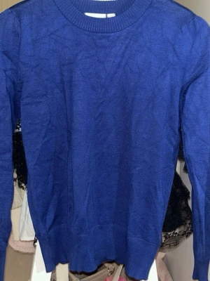 Blå stickad tröja - En enkel och stilren blå stickad tröja! 💙Tröjan har ribbade muddar vid ärmslut och nederkant, vilket ger en klassisk look. 🦋 Sparsamt använd, perfekt till vardagen! 😍(Tvättas såklart innan köp)